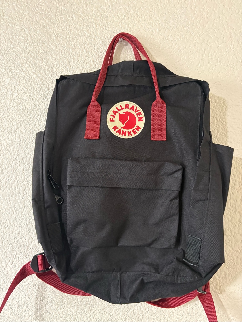 Fjällräven Kånken Black Backpack with Red Straps ❤️